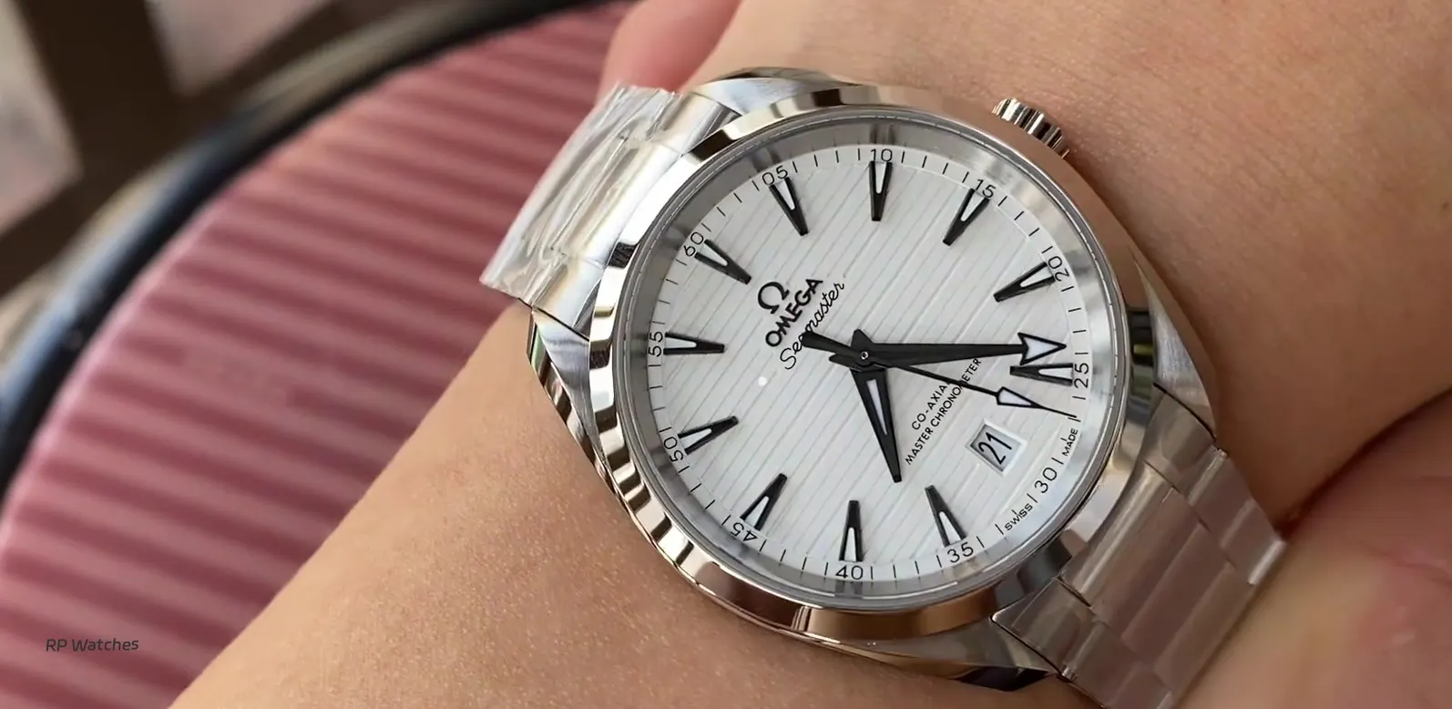 Seamaster 150 de 38mm com mostrador branco no pulso