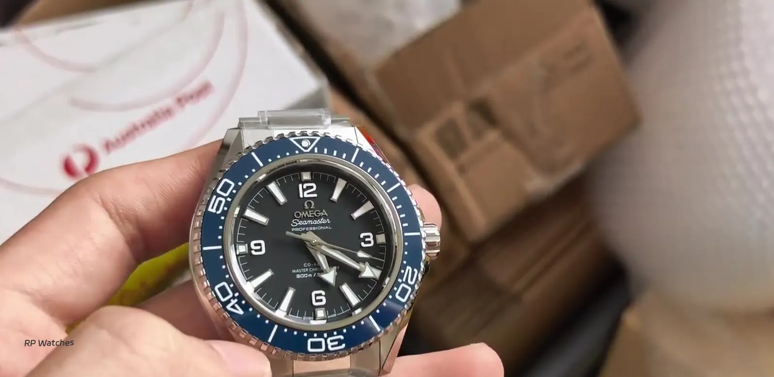 Bezel de cerâmica azul da réplica VSF Seamaster 600 sob luz diferente