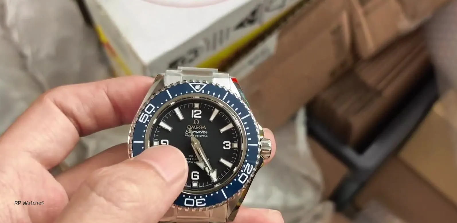 Lume da réplica VSF Seamaster 600 com ponteiro dos minutos verde e restante azul gelo
