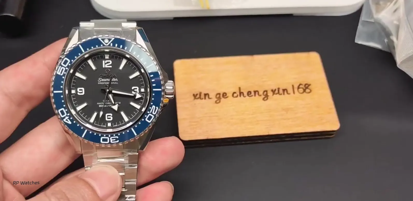 Terminal da pulseira em três segmentos da réplica VSF Seamaster 600 visto por trás