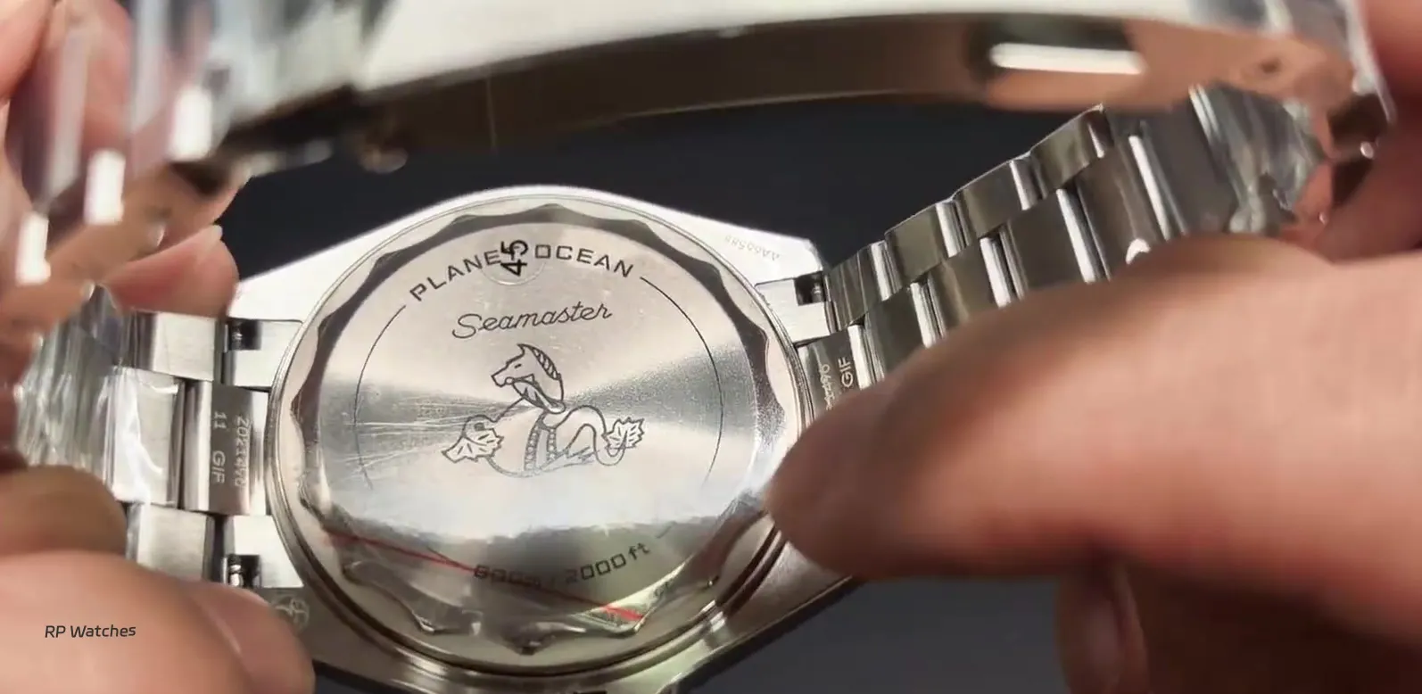 Fundo da réplica VSF Seamaster 600 com cavalo-marinho gravado e número de série