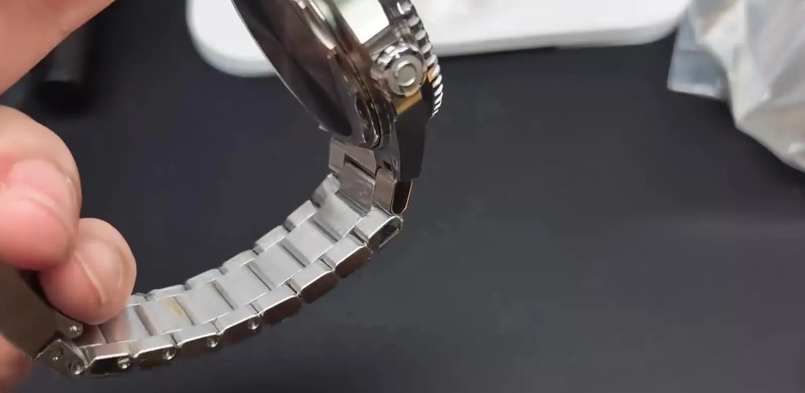 Comparação entre frente e verso da pulseira da réplica VSF Seamaster 600