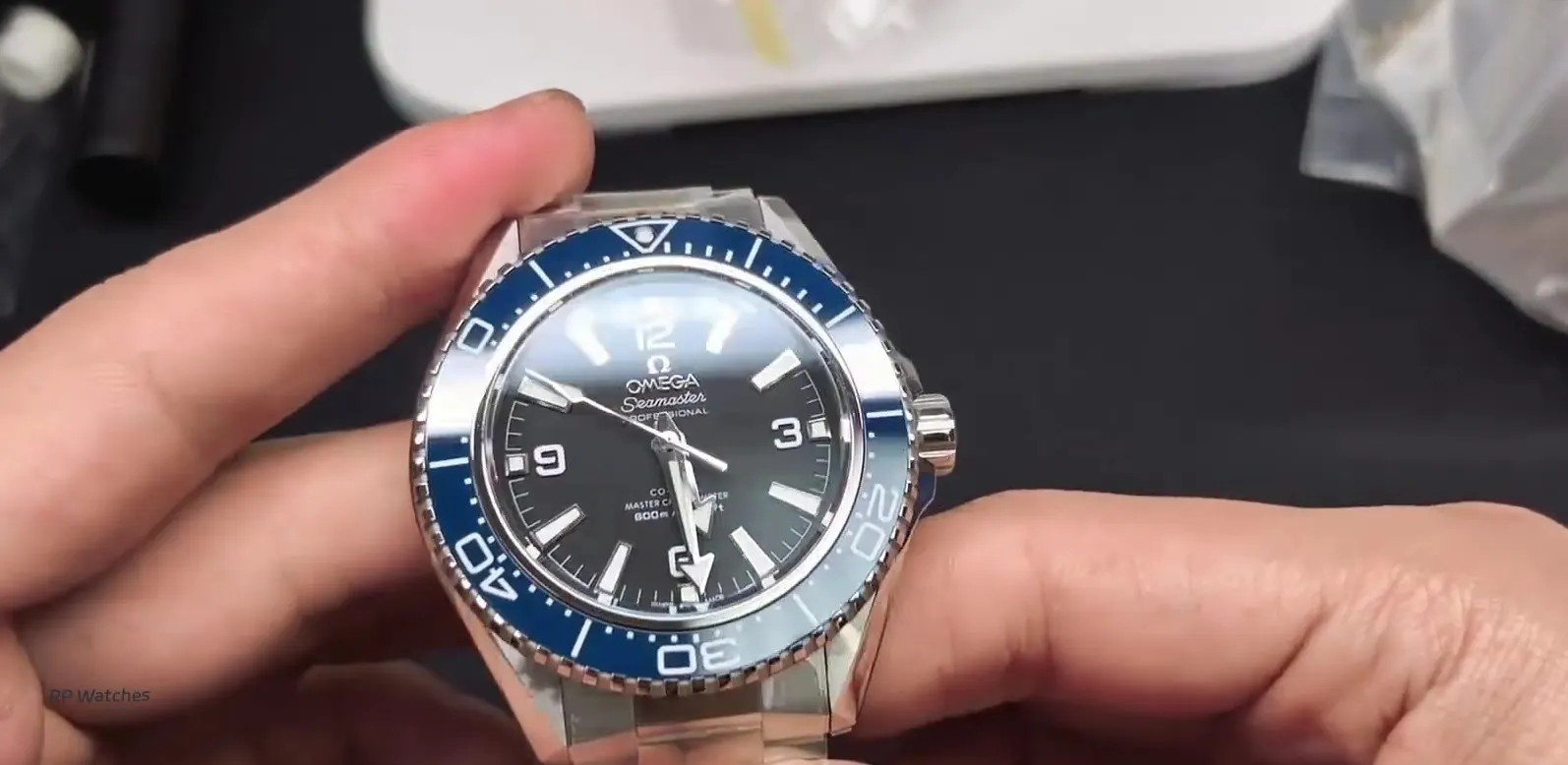 Vidro de safira da réplica VSF Seamaster 600 visto de lado com reflexo esverdeado