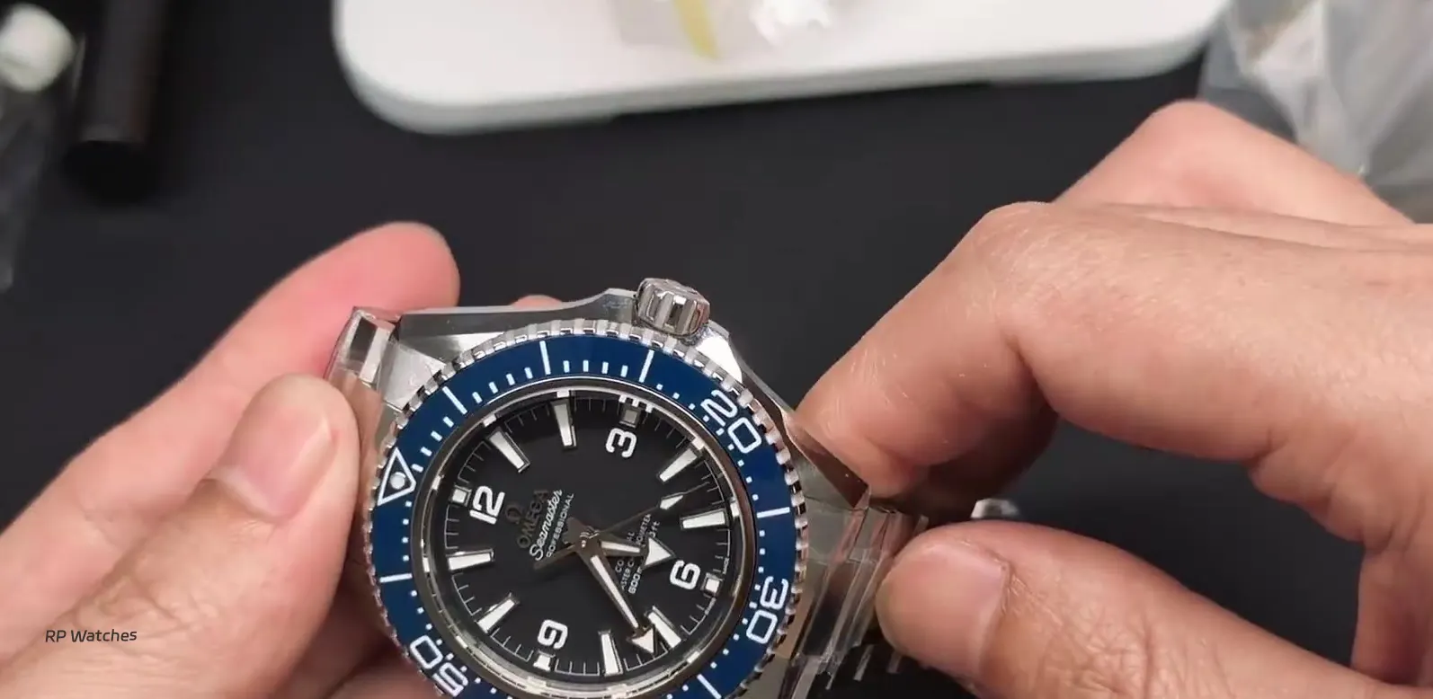 Coroa travada e protetores da réplica VSF Seamaster 600 vistos de lado