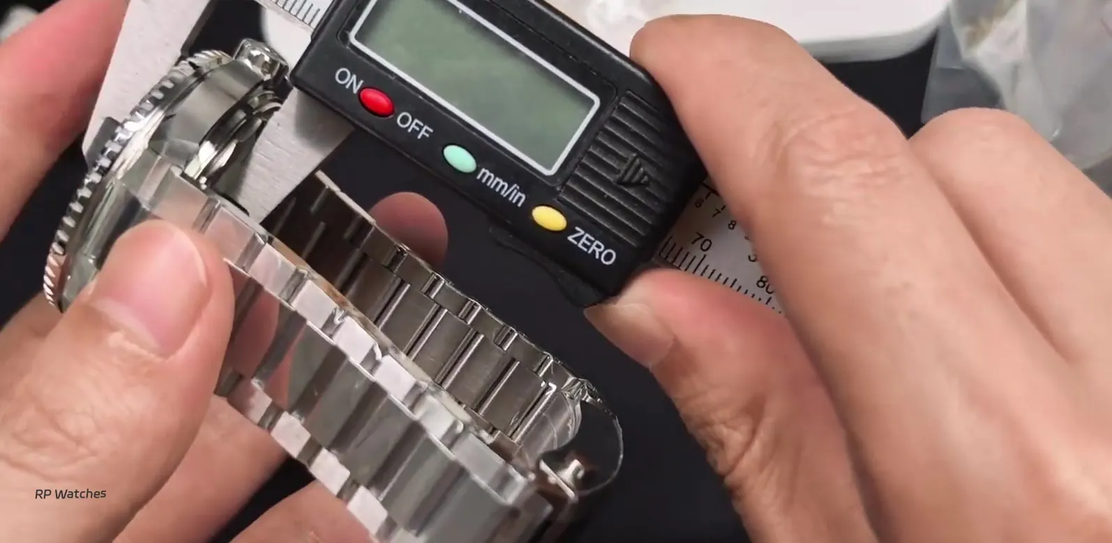 Medição da espessura da réplica VSF Seamaster 600 com paquímetro